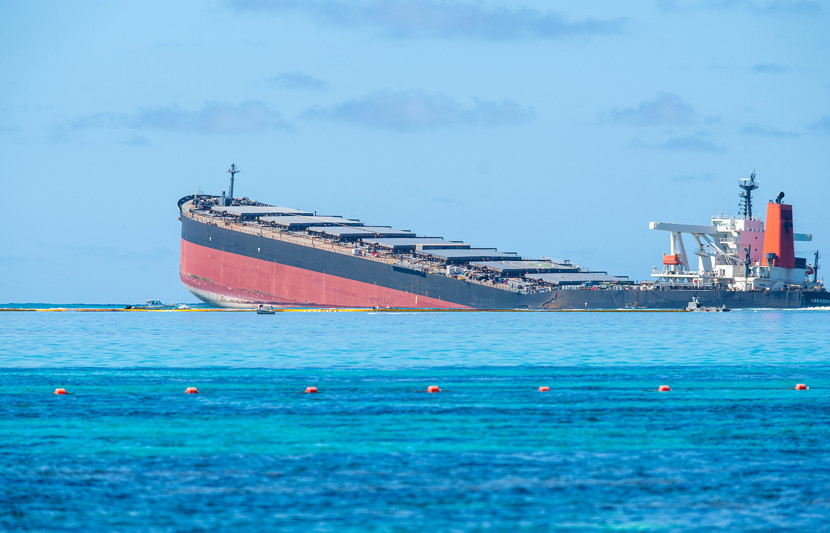 Wakashio oil spill - ship sinking off the coast of Mauritius