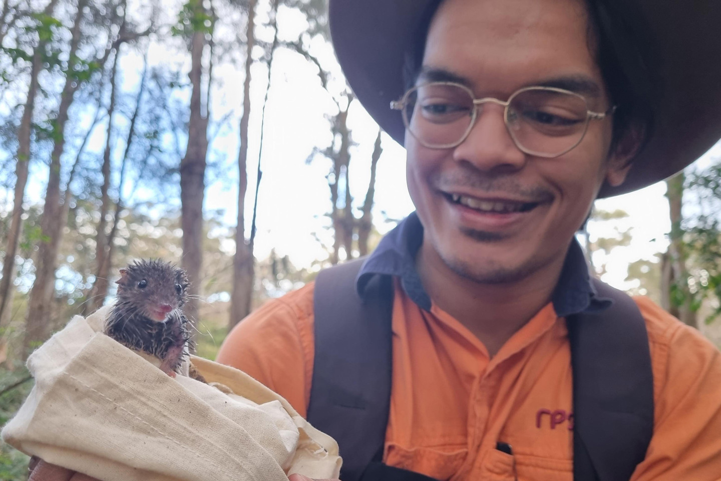 Will Vile John Hembra Holding A Brown Antechinus At Anna Bay (2) Edit